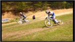 コースを並走するMTBの動画サムネイル